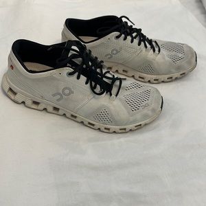 On Clouds Helion Black and White